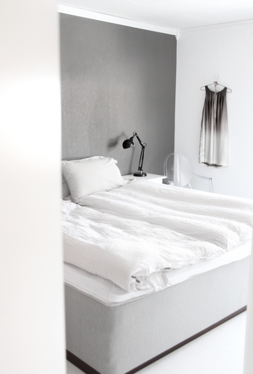 Bedroom in white and grey